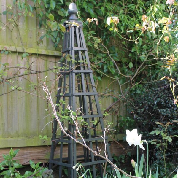 Thorndown-Yew-Green-Wood-Paint-obelisk