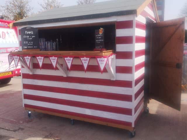 Pimms Bar in Rowan Berry Red and Swan White