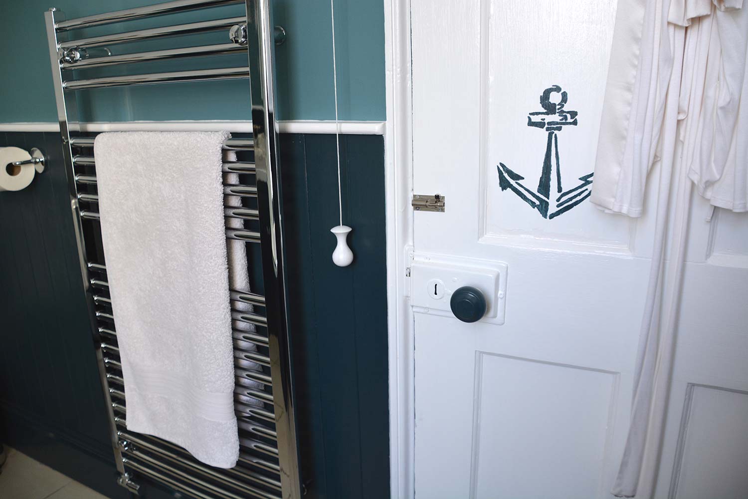 Thorndown-Swan-White-bathroom-door-with-Cavepool-Grey