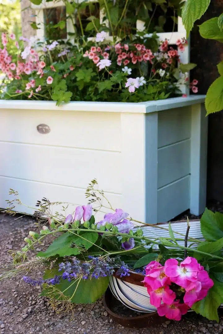 Hutton-Small-Trellis-Planter-painted-in-Green-Hairstreak-from-Thorndown-Paints