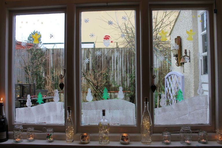 Christmas-window-painted-with-Thorndown-Peelable-Glass-Paint