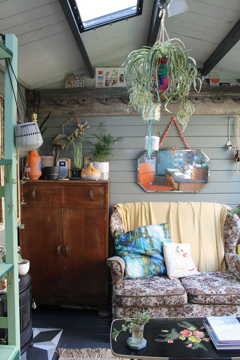 Joanna-Thornhill-Garden-Shedio-Interior-Thorndown-Wood-Paint-Dormouse-Grey-wall-with-Greymond-ceiling-and-Blackdown-beams