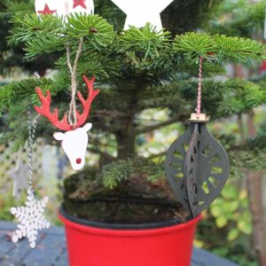 Christmas-Tree-with-wood-decorations-painted-in-Thorndown-Swan-White-Rowan-Berry-Red-and-Yew-Green-Wood-Paints