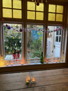 Thorndown-Peelable-Glass-Paint-Advent-Bauble-Window_5