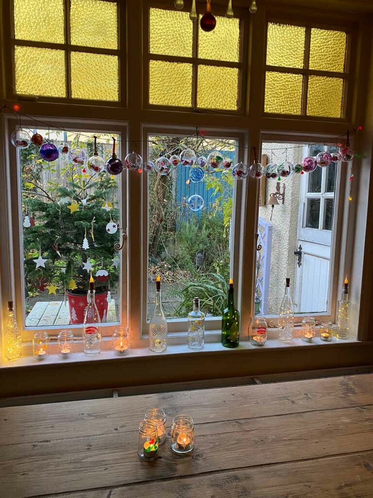 Thorndown-Peelable-Glass-Paint-Advent-Bauble-Window_5
