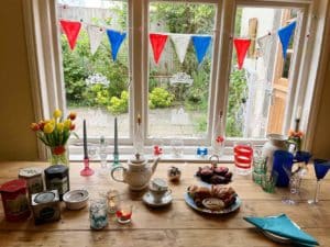 Thorndown-Peelable-Glass-Paint-Platinum-Jubilee-painted-decorations-and-window