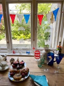 Thorndown-Peelable-Glass-Paint-Platinum-Jubilee-painted-decorations-and-window_1