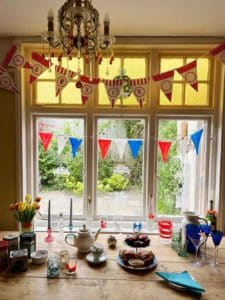 Thorndown-Peelable-Glass-Paint-Platinum-Jubilee-painted-decorations-and-window_3