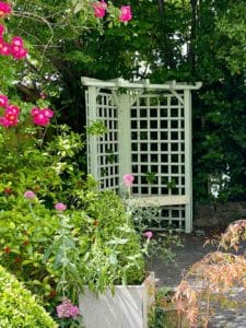 Thorndown-Parlyte-Green-and-Bath-Cream-Wood-Paint-on-Hutton-Triangular-Corner-Arbour_2