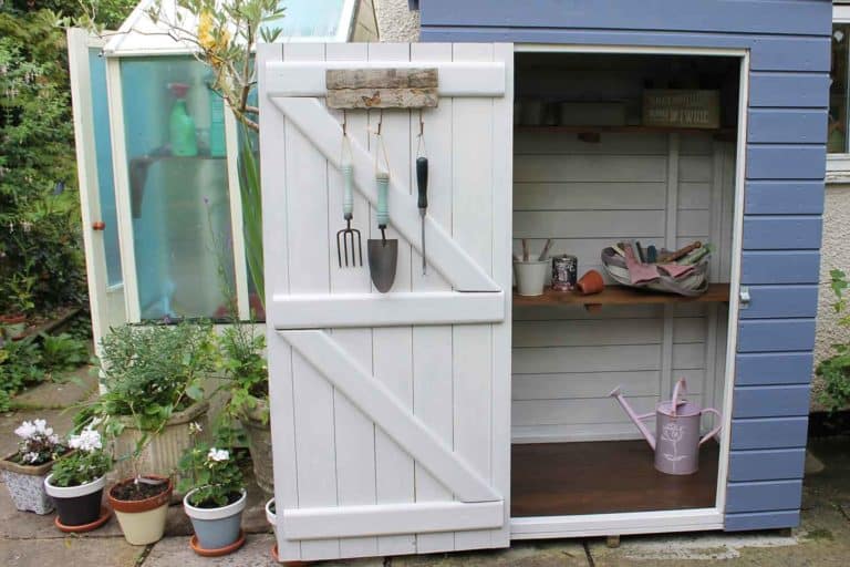 Thorndown-Hartlake-Blue-and-Whey-White-Wood-Paint-on-shed