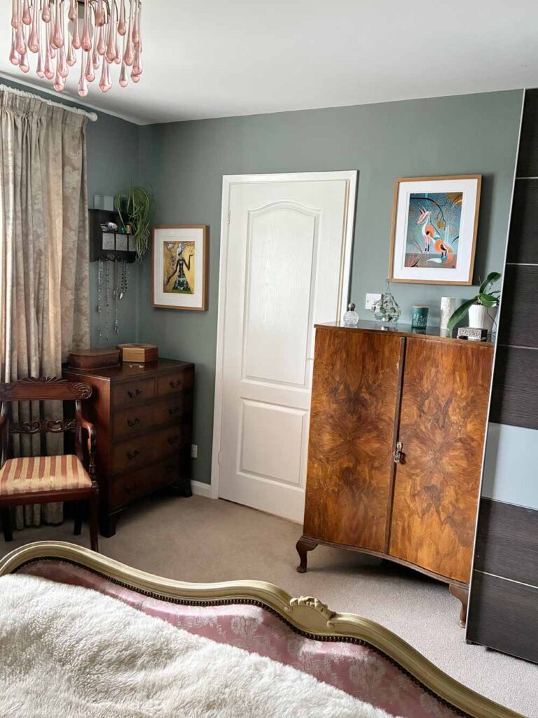 Thorndown-Tree-Lichen-Wall-Paint-with-Swan-White-ceiling-and-wood-paint-door_3