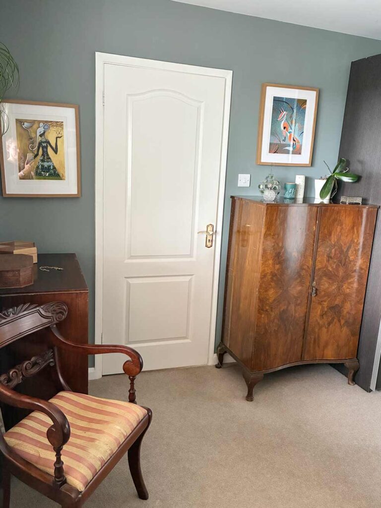 Thorndown-Tree-Lichen-Wall-Paint-with-Swan-White-ceiling-and-wood-paint-door_4