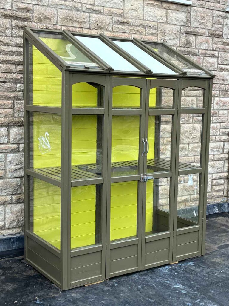 Gromwell-glam-on-back-wall